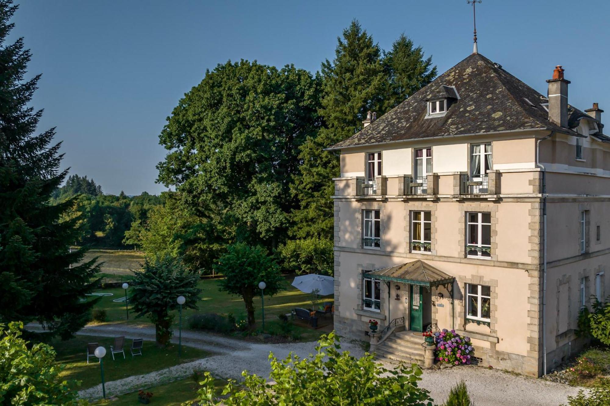 Hotel Domaine De La Clauzure La Roche-Canillac Exterior foto